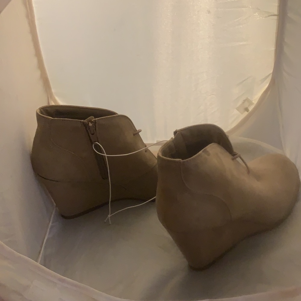 Women’s Size 10W Brown Suede Wedged Booties NEW - Picture 4 of 8